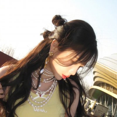 与一位女士合影